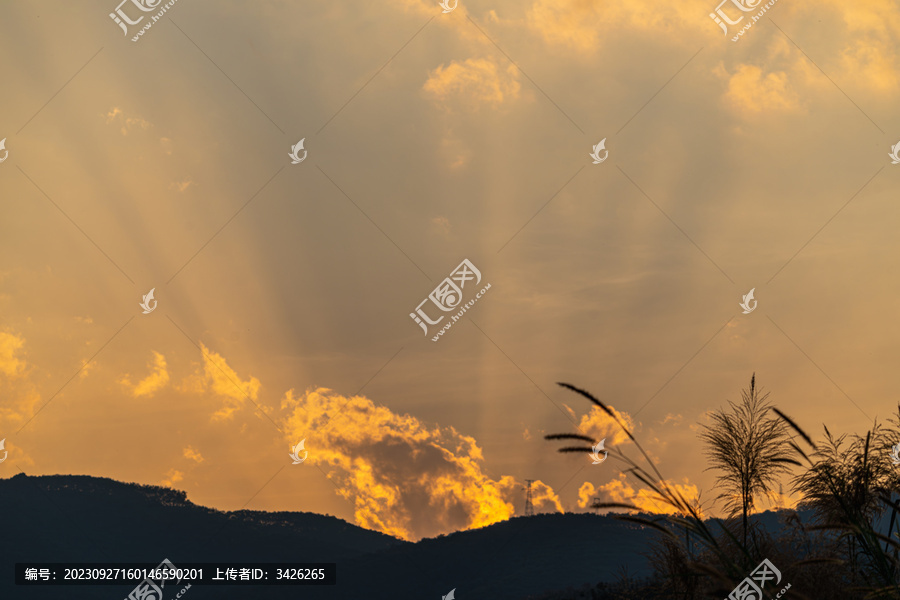 日落时的壮观天空景色