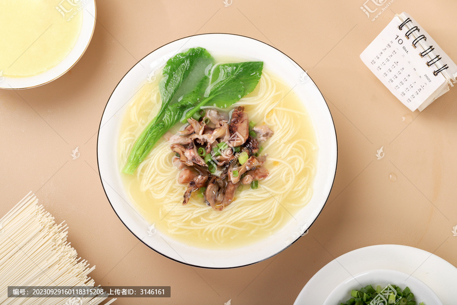 鱿鱼鸡汤面鸡汤银丝面