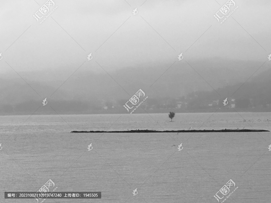 阴雨天的湖面