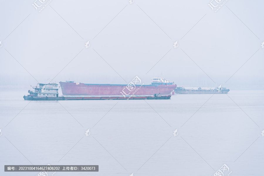 江苏南京长江上的货运船舶