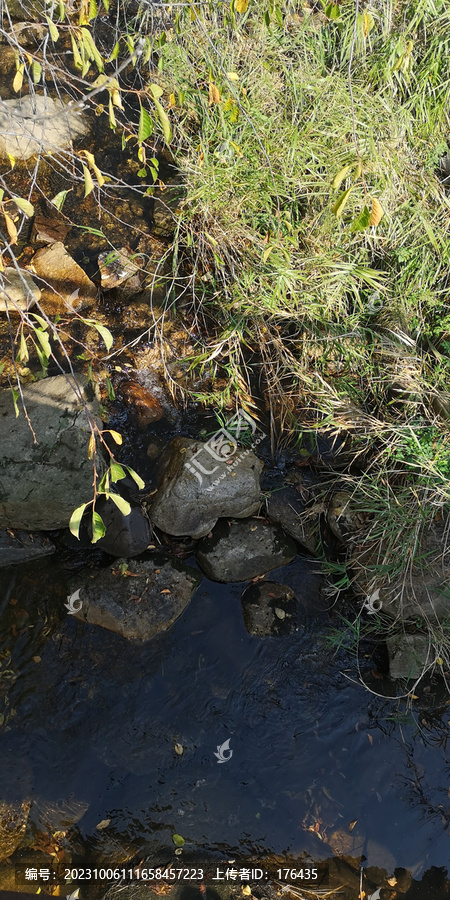 山涧溪流