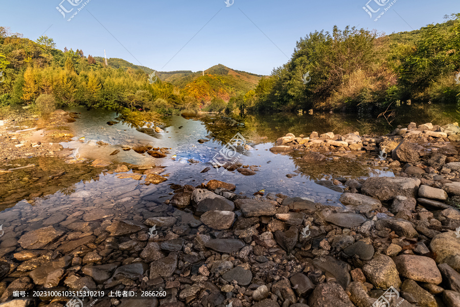 山间溪流