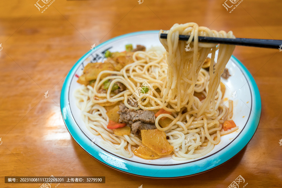 餐馆里的西北风味土豆牛肉烩面