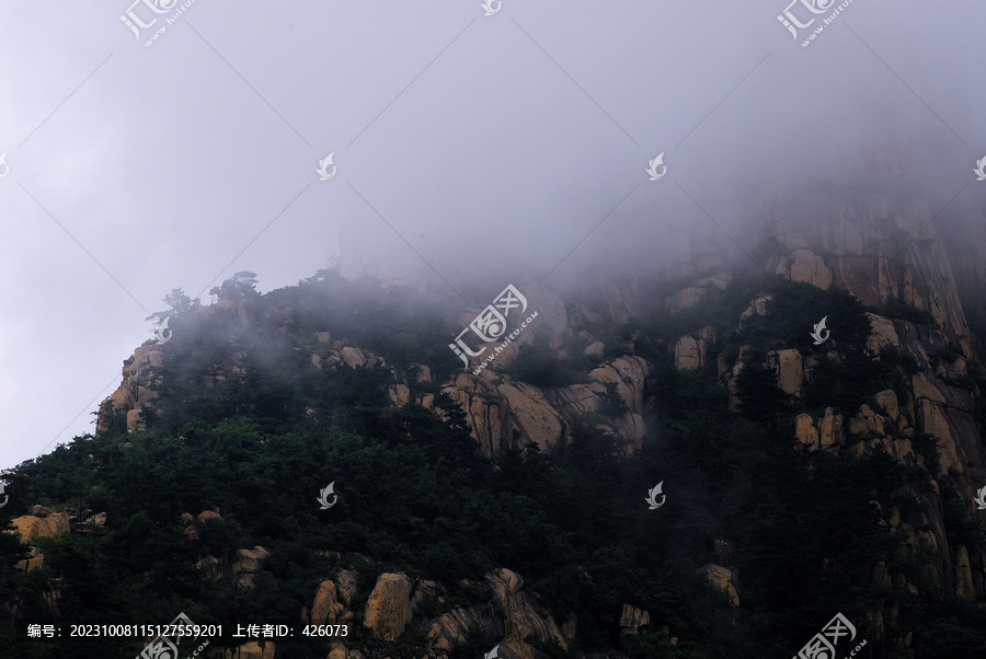 山峰云雾