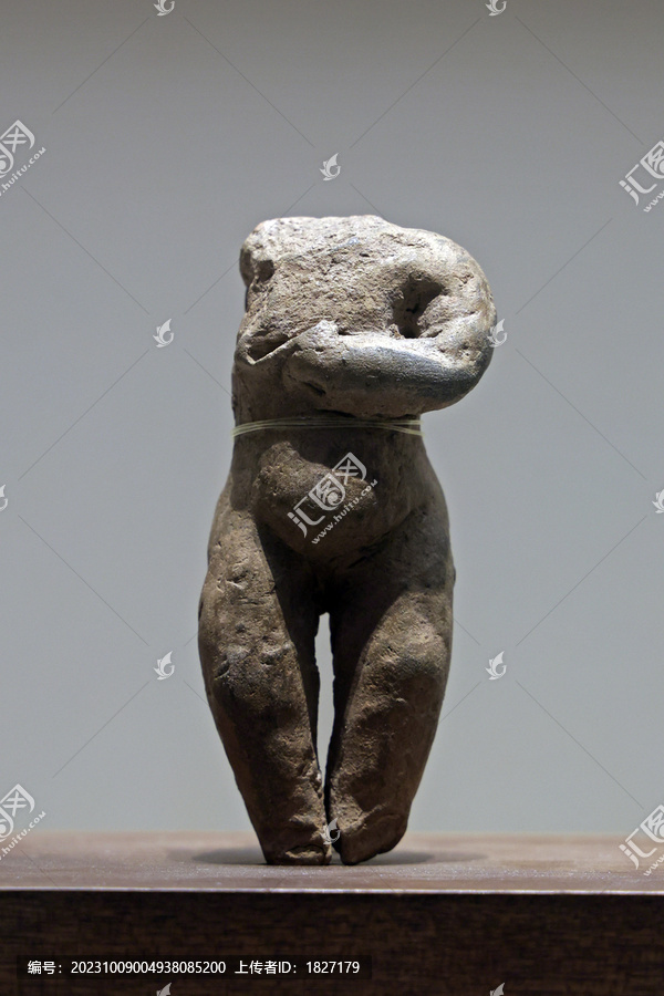 孕妇陶塑像