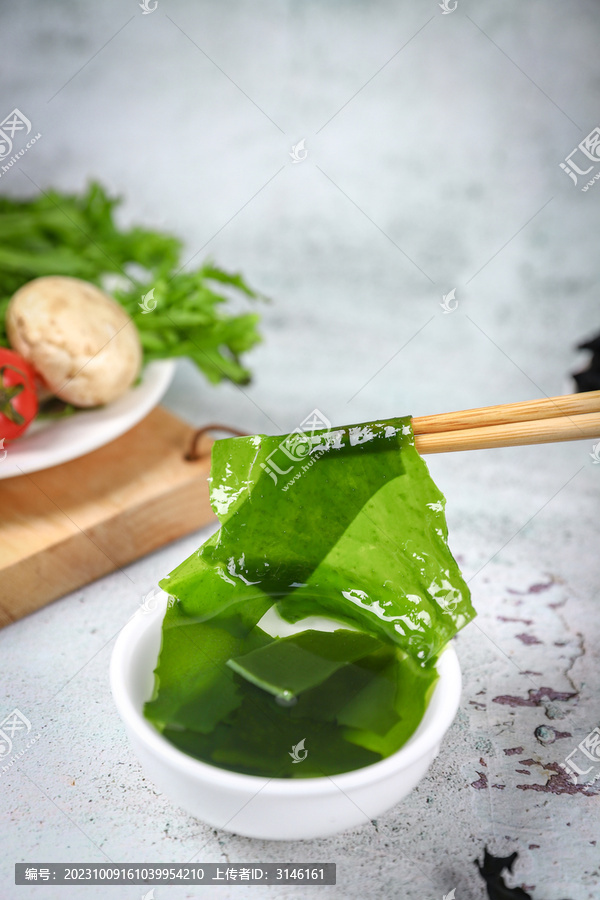筷子上夹起的泡发裙带菜