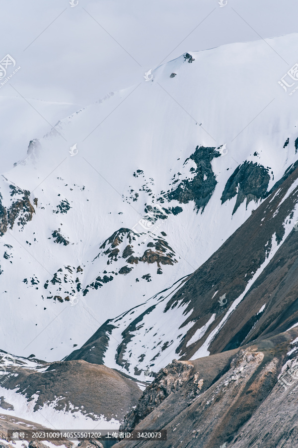 青海果洛州阿尼玛卿雪山山坡