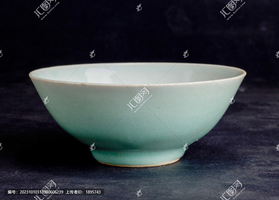 清中期豆青釉碗