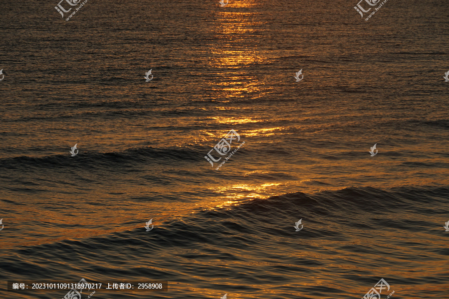 日出的海
