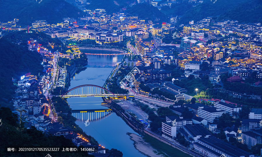 贵州茅台镇赤水河美酒河夜景图