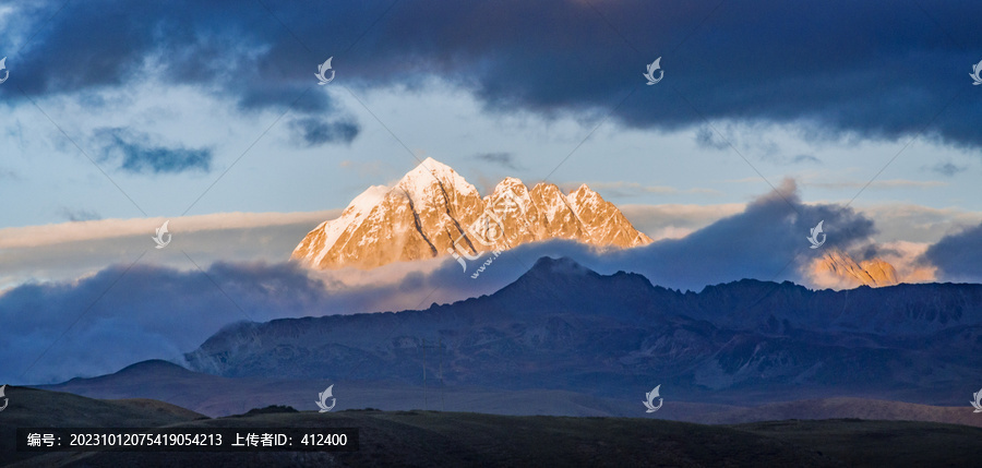 雅拉日照金山