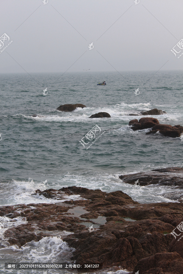 阴天下的礁石和海浪