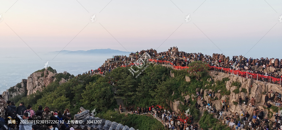 泰山瞻鲁台看日出的人海