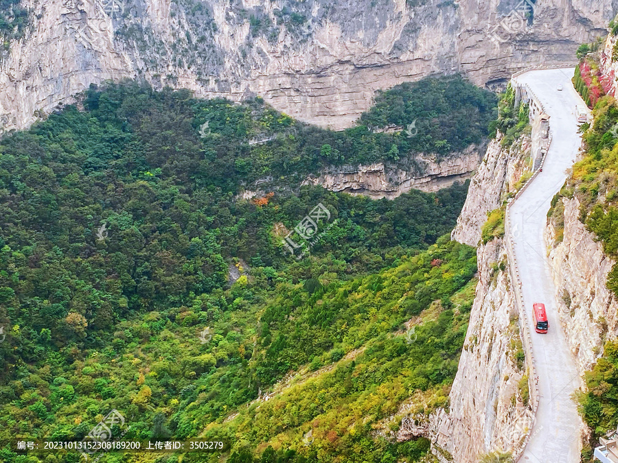 山西绵山悬崖间的山路