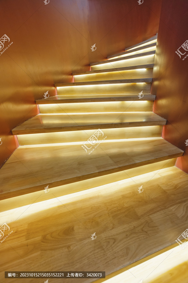 南京室内发光的旋转上升阶梯