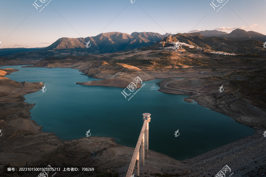 西班牙加的斯省山间小镇湖泊