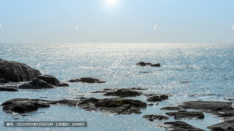 阳光照耀在海平面与岩石