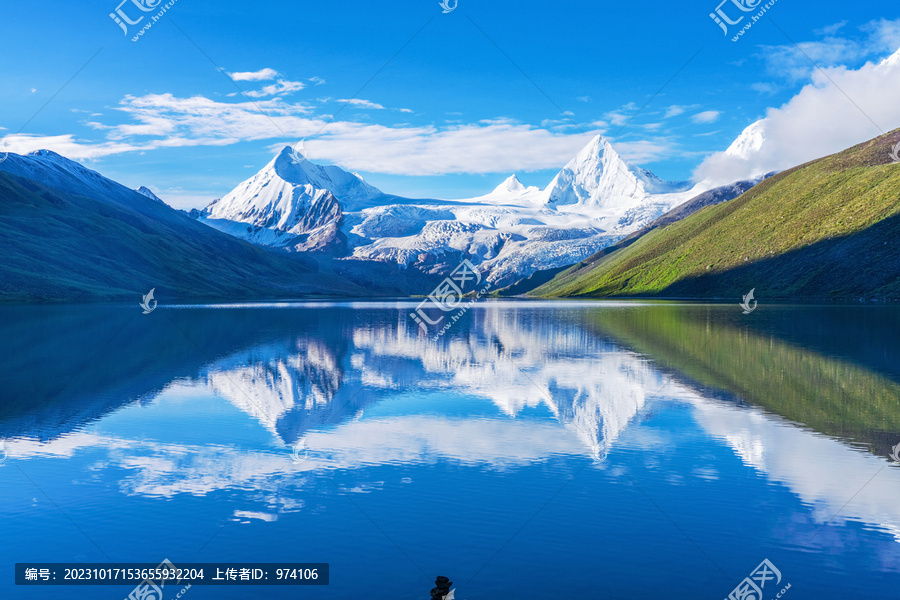 西藏萨普神山和高原湖泊美景