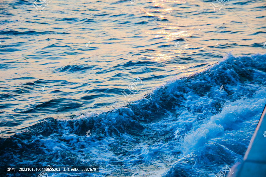 海浪花深海船日出日落行驶背景