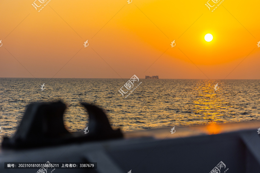 海浪花深海船日出日落行驶背景