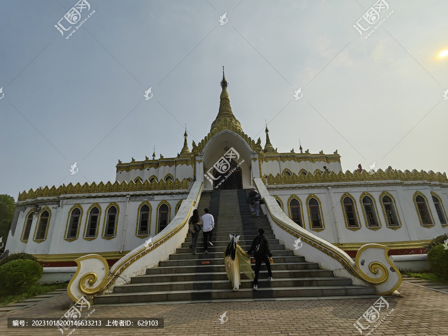 泰式风格佛塔外景