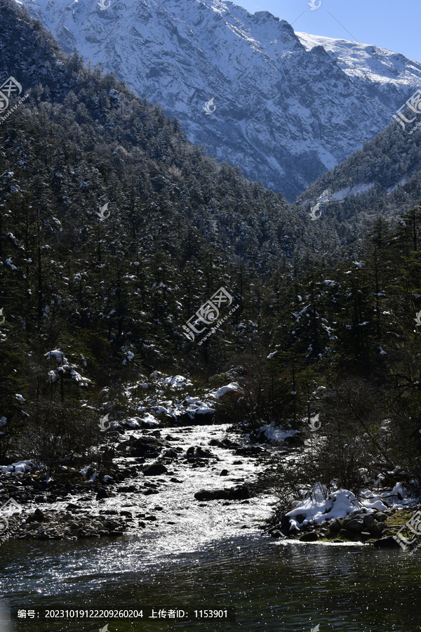 雪山河流