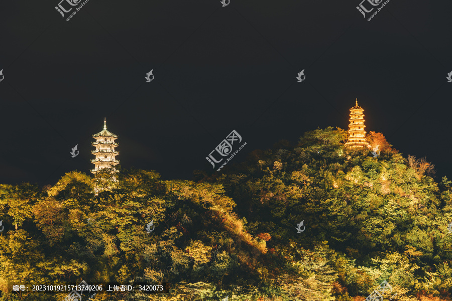 广西柳州蟠龙山夜晚的金银双塔