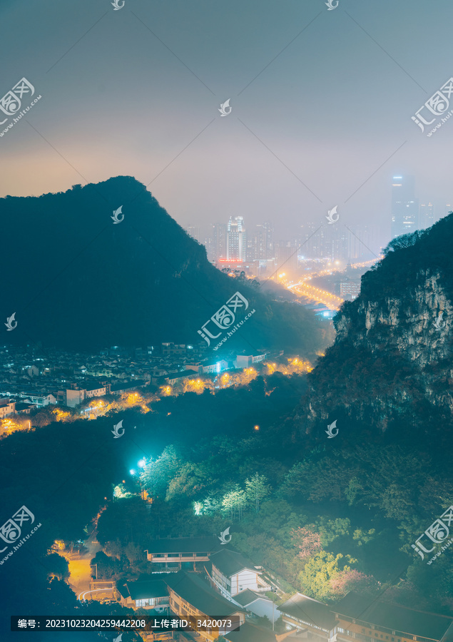 广西柳州夜晚山间的道路与建筑