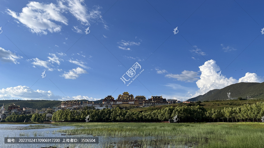 湖面上的松赞林寺