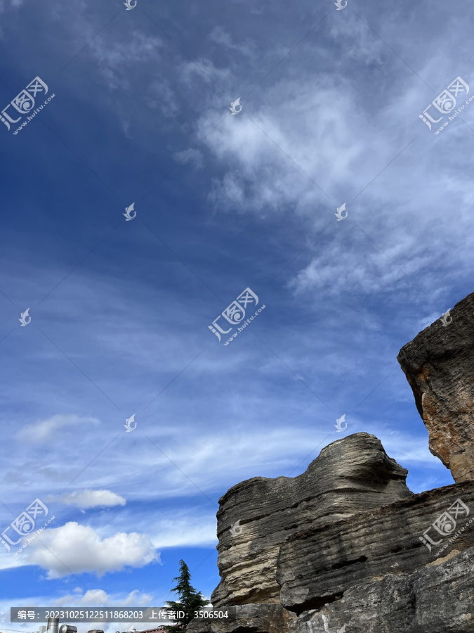 蓝天白云岩石背景