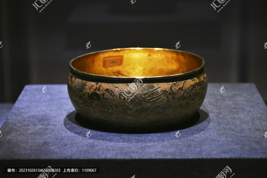 龙纹金碗