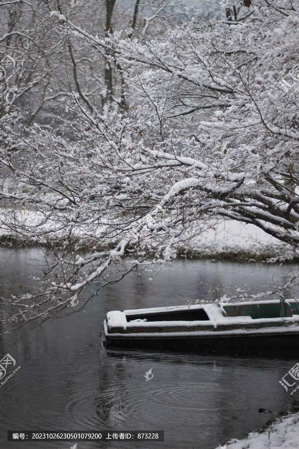 西湖的船和雪