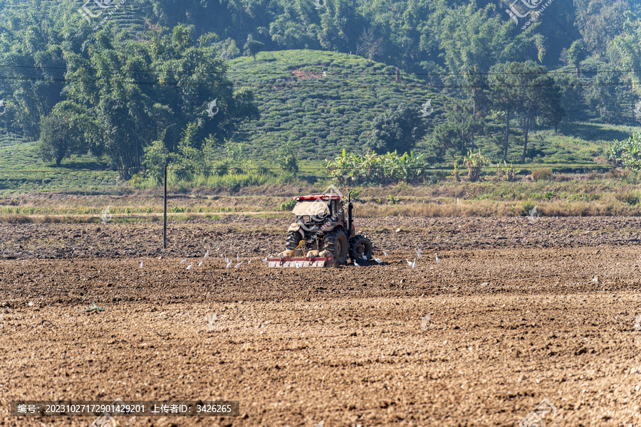 农民在田间使用拖拉机