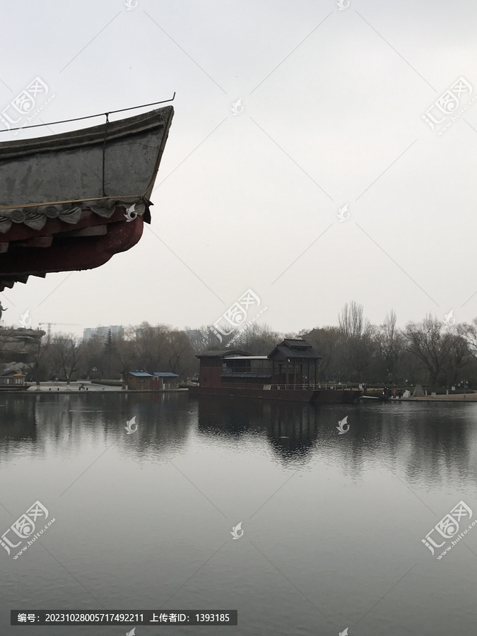 百脉泉公园明水湖上的古船