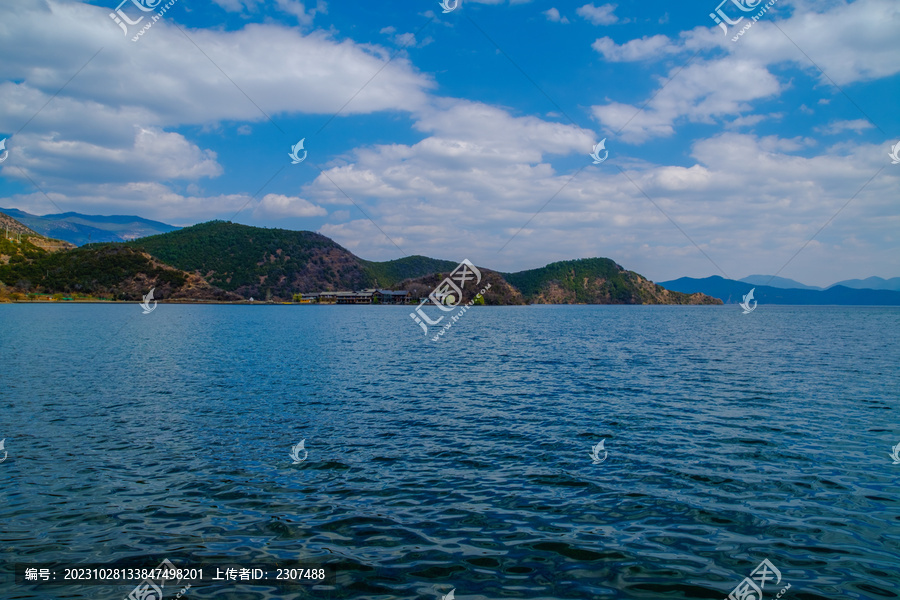 云南泸沽湖景区宁静湖面涟漪