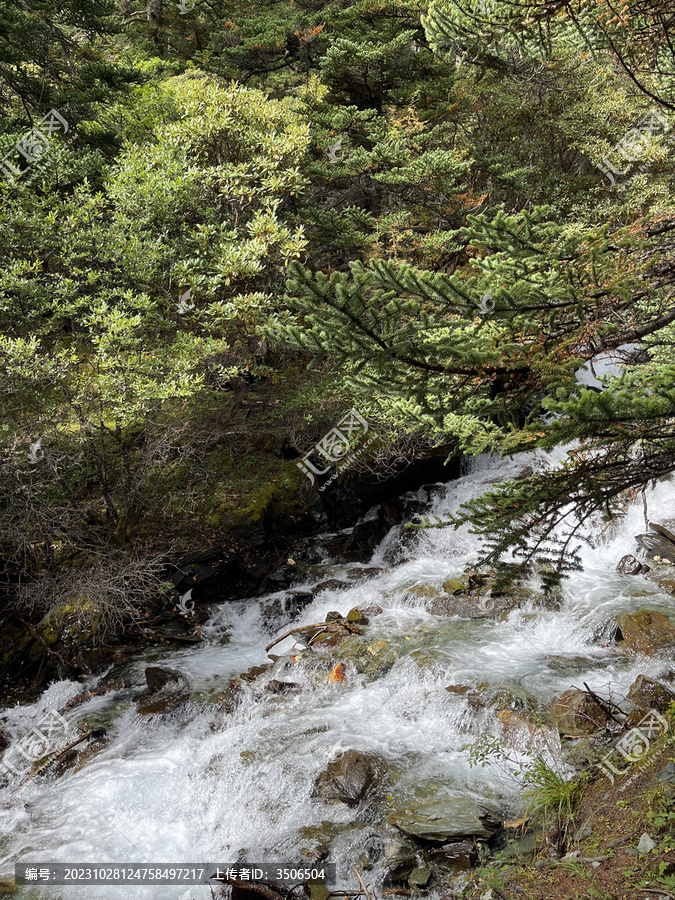 山间溪流