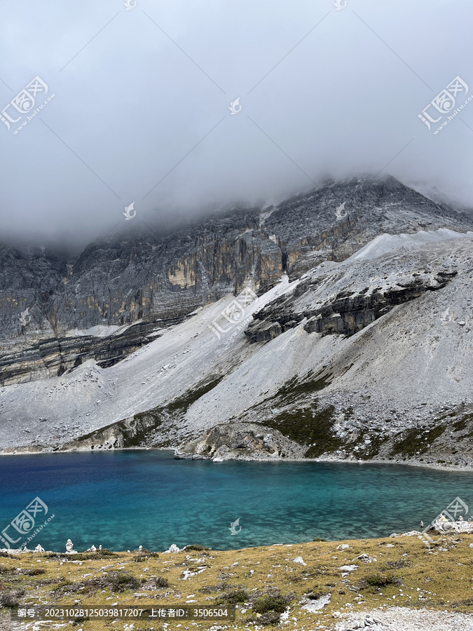 高山下的五色海