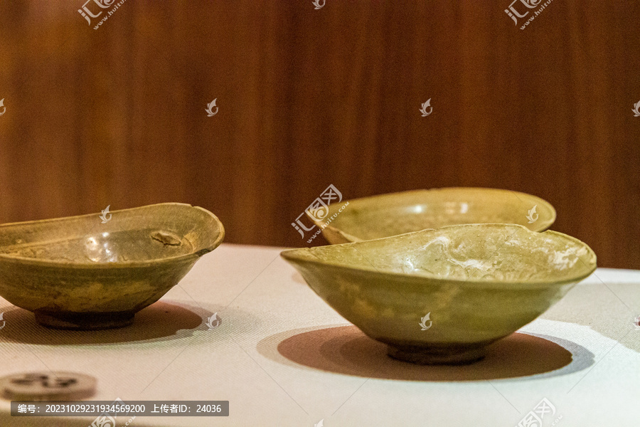 宋菊纹青瓷碗