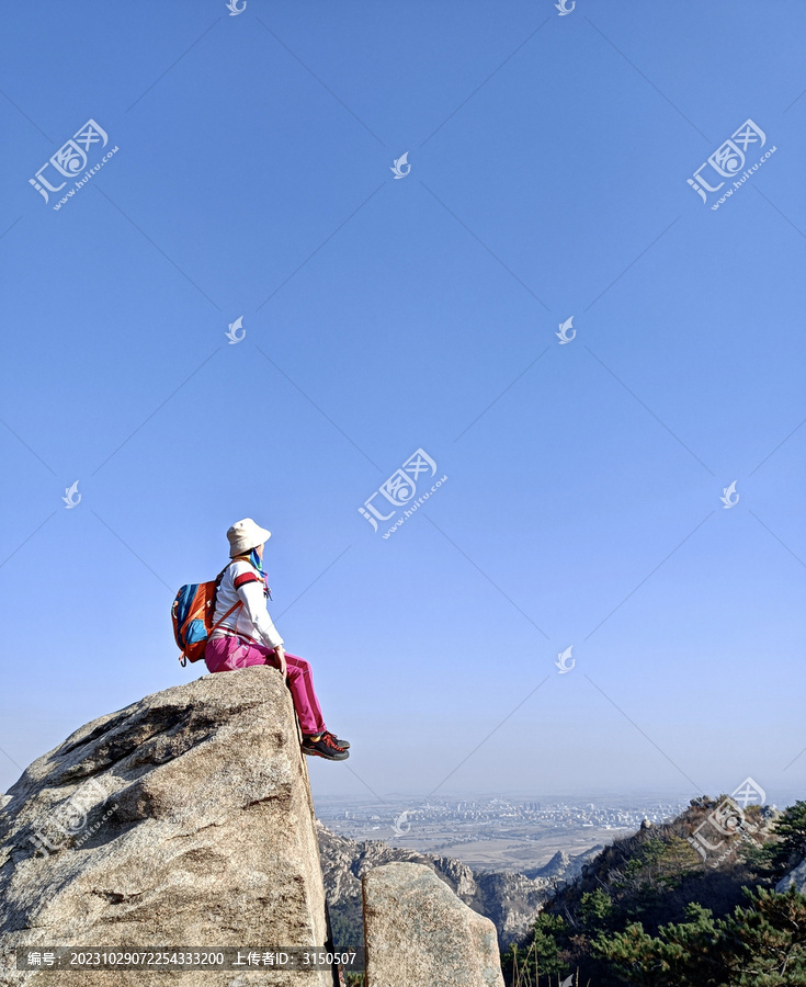 坐在悬崖边上的女人