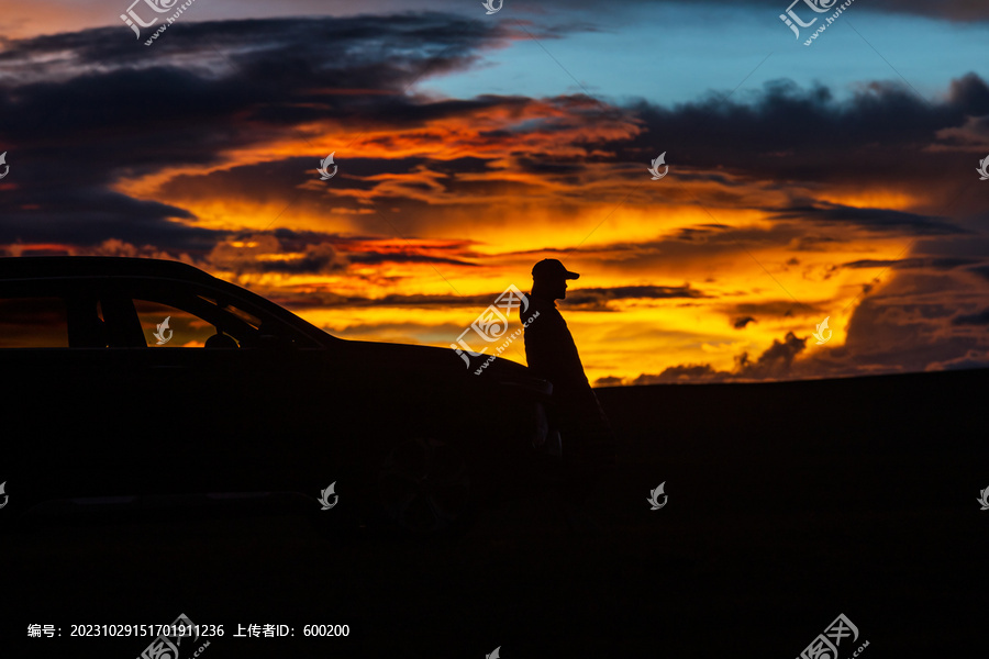 西藏阿里绝美夕阳晚霞自驾剪影