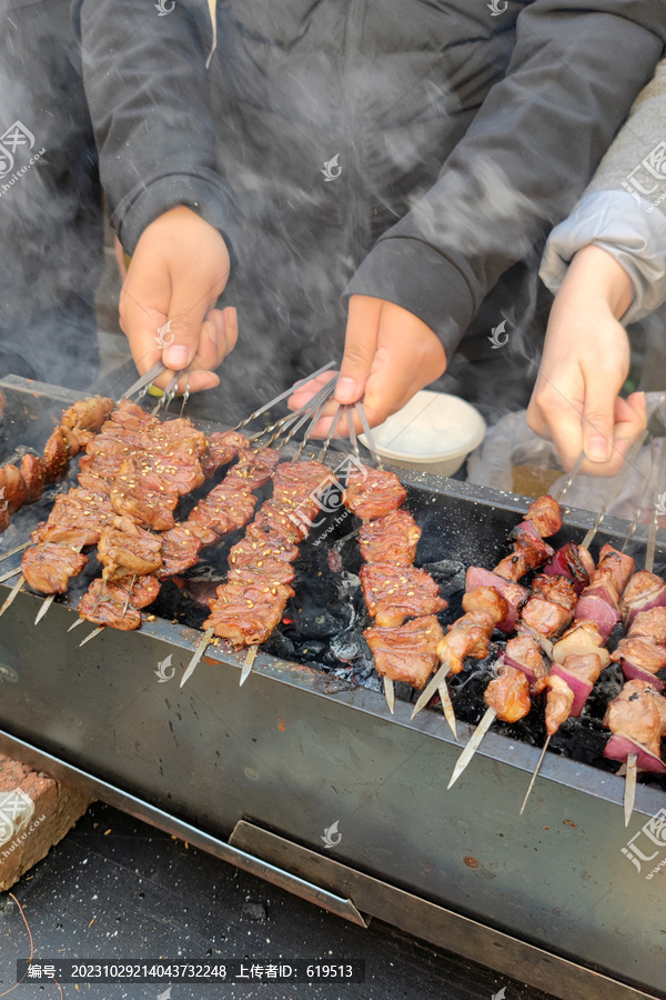 亲友聚会烤串烧烤美食