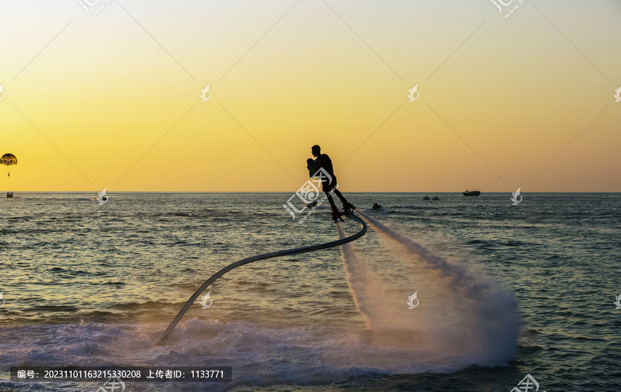 大海晚霞风光水上飞人