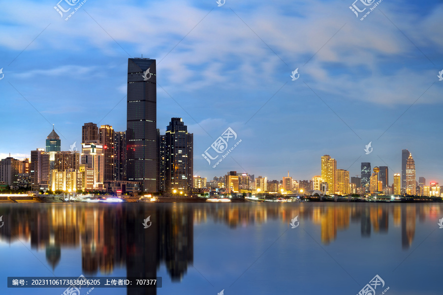 武汉长江和摩天大楼夜景