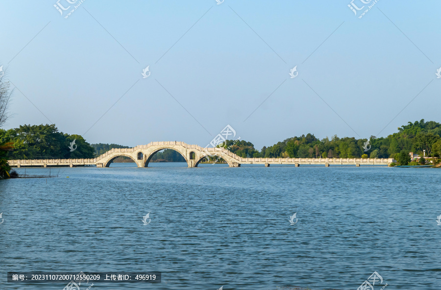 大足龙水湖湿地公园湖上的拱桥