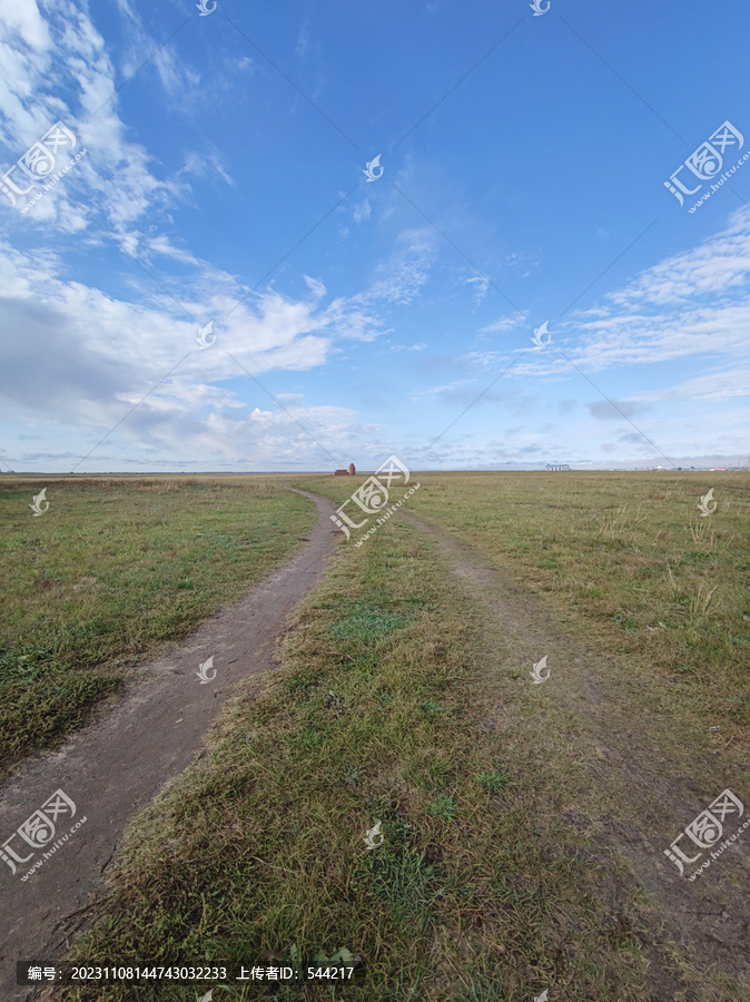 草原土路一望无际