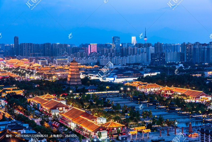 中国西安大雁塔文化休闲景区夜景