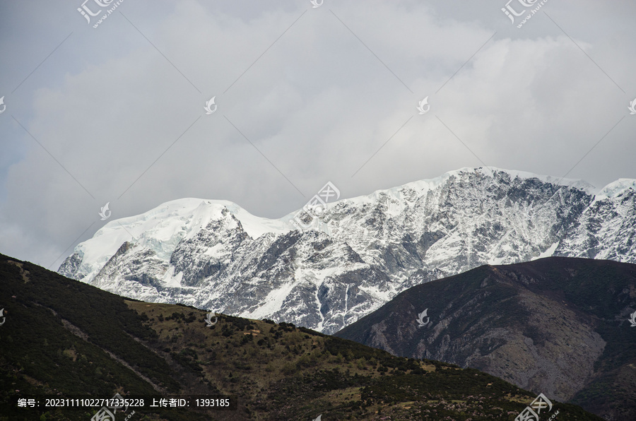 川藏线318国道雪山雪景