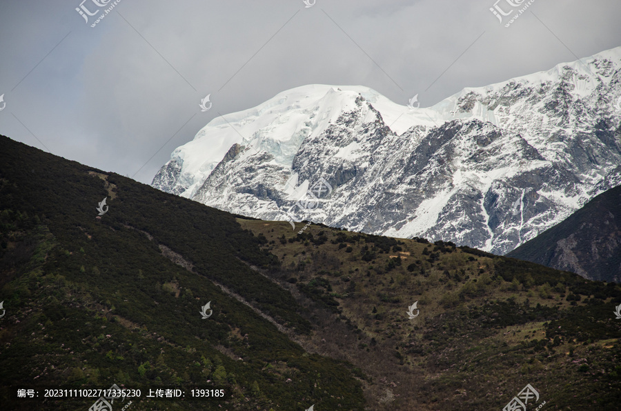 川藏线318国道雪山雪景