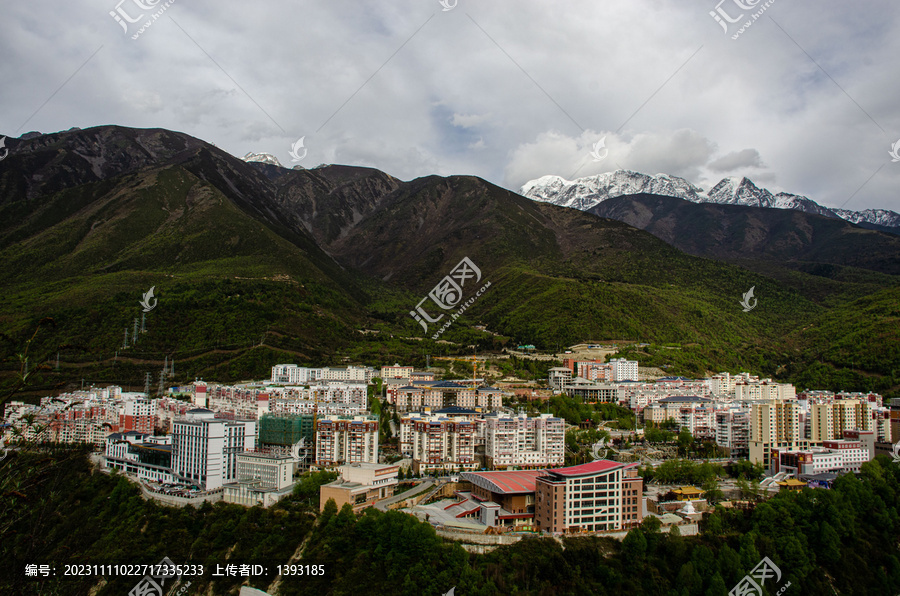 雪山下俯瞰康定县城