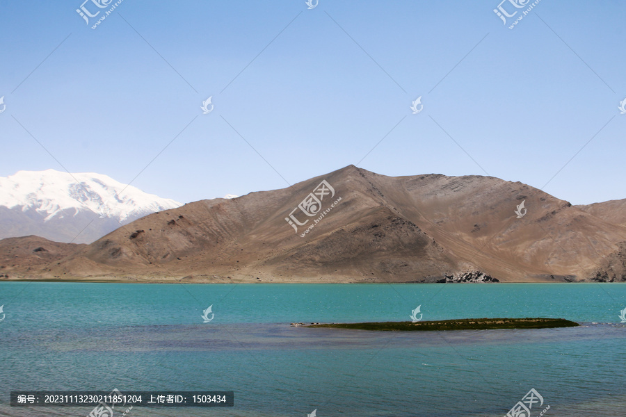 高原上的雪山湖泊